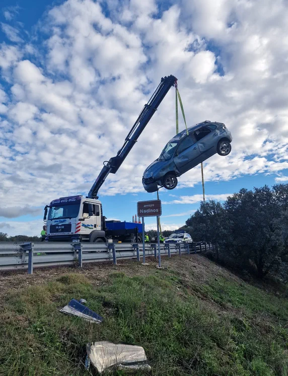 Grúas Eloy Díaz asistencia y rescate de vehículos, asistencia en carretera, taller mecánico móvil reparaciones, transporte y custodia de vehículos, asistencia en viaje 365/24