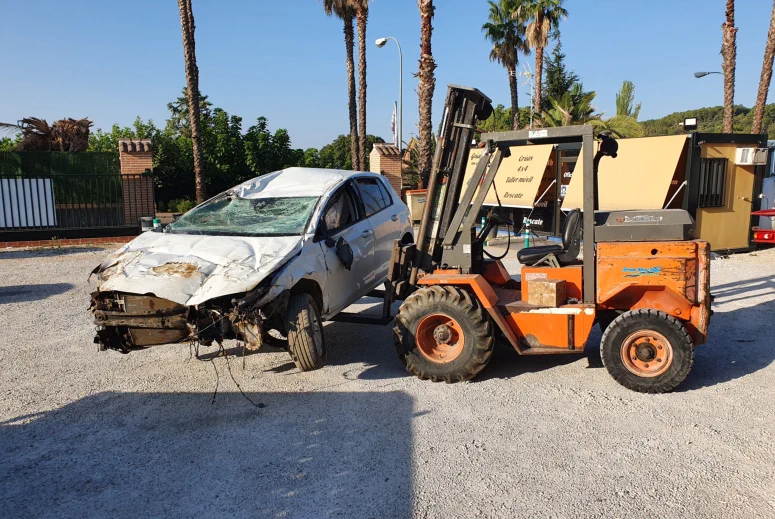 Grúas Eloy Díaz asistencia y rescate de vehículos, asistencia en carretera, taller mecánico móvil reparaciones, transporte y custodia de vehículos, asistencia en viaje 365/24